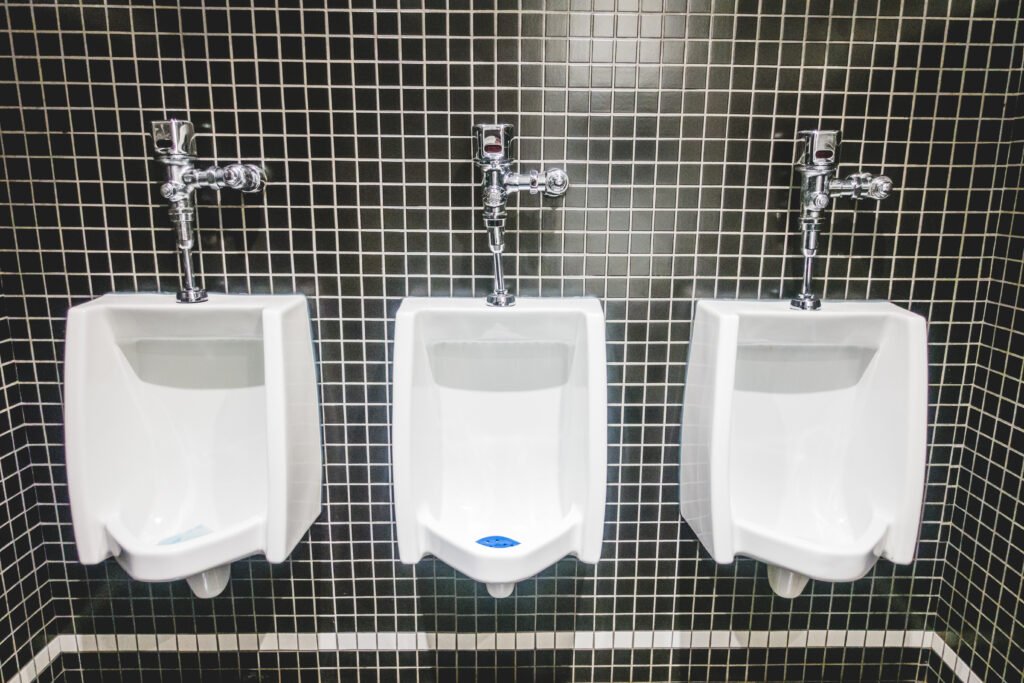 Loodgieter installeert sanitair in een woning in Den Haag
